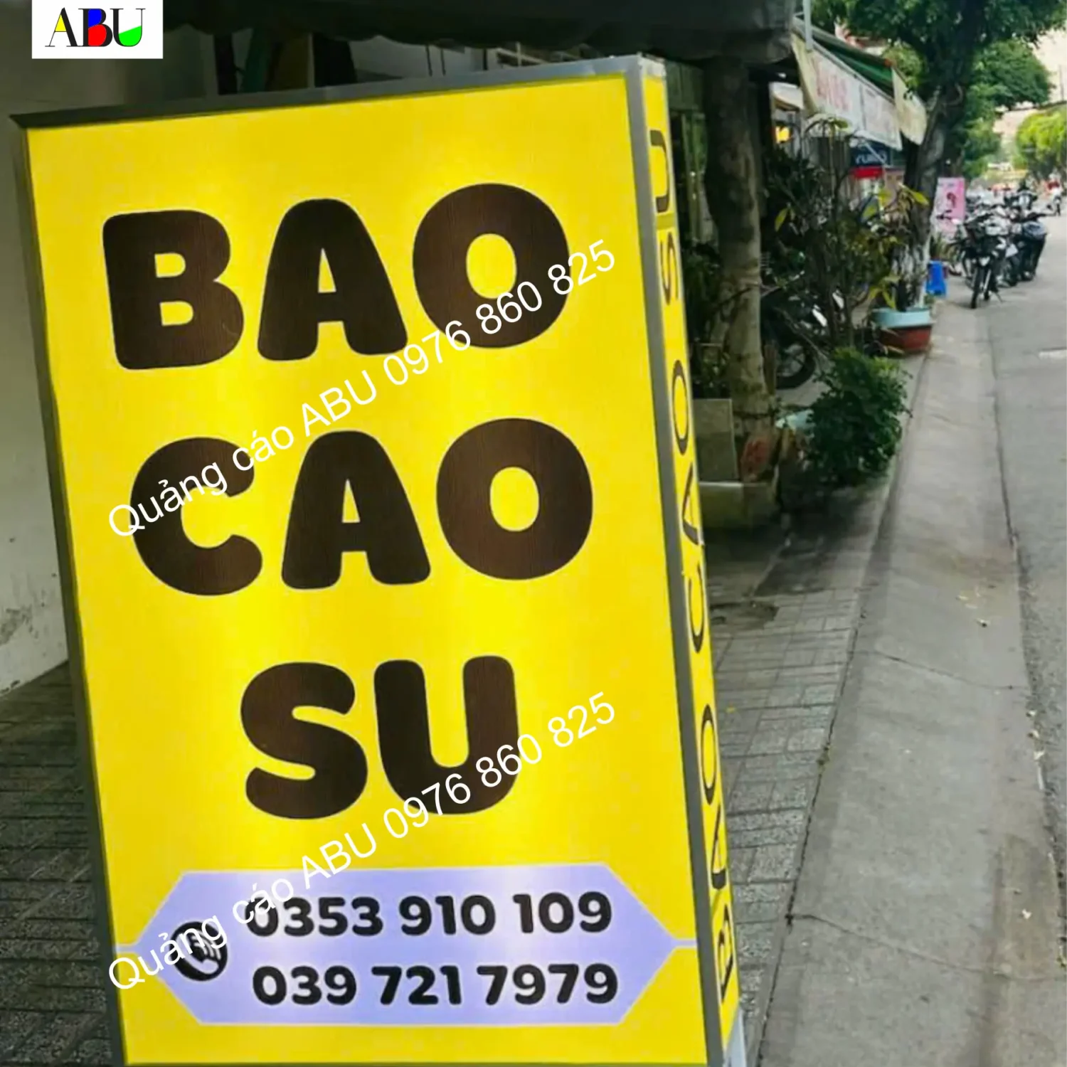 Bàn giao bảng hiệu cho cửa hàng bao cao su