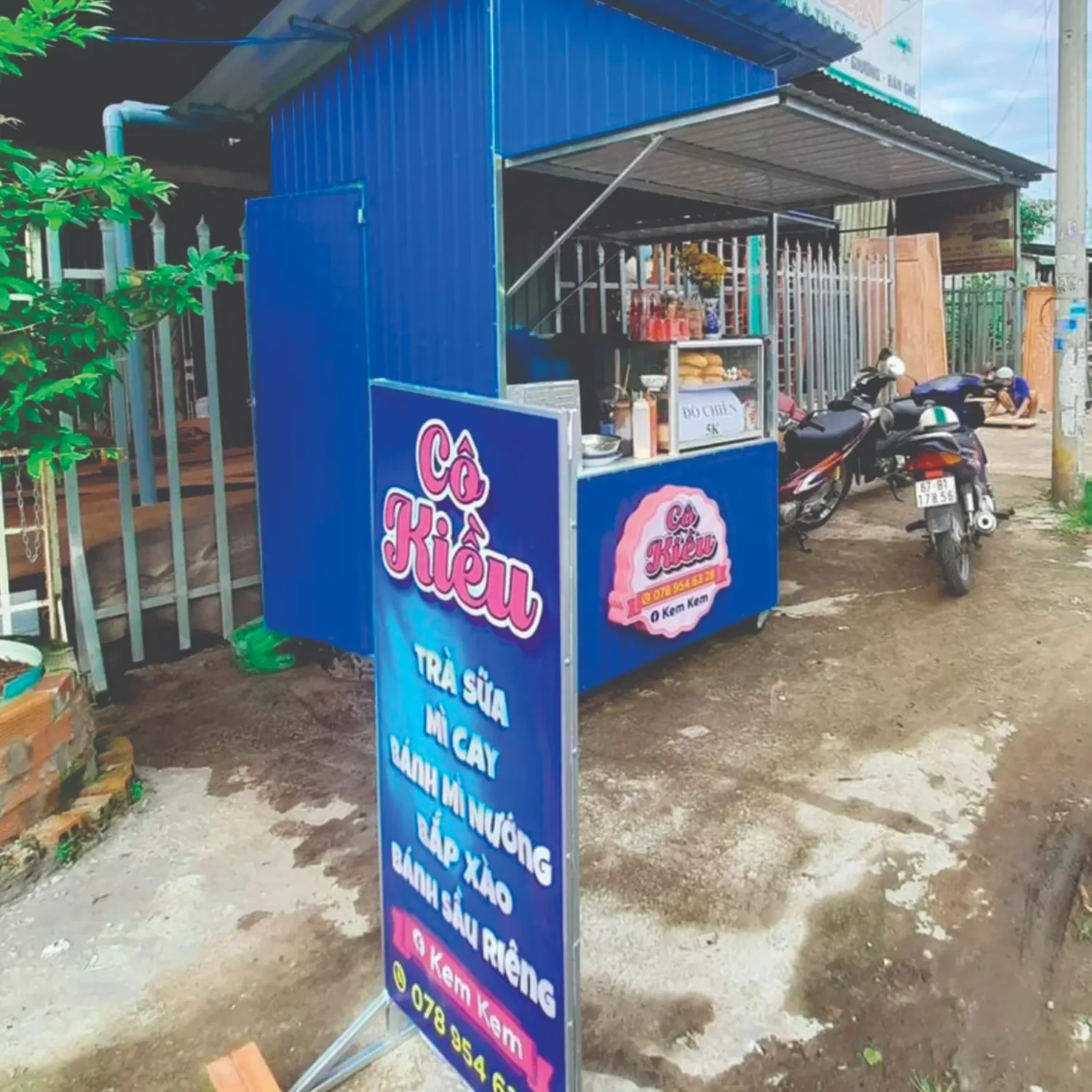 Quầy bán hàng và bảng hiệu đứng CÔ KIỀU