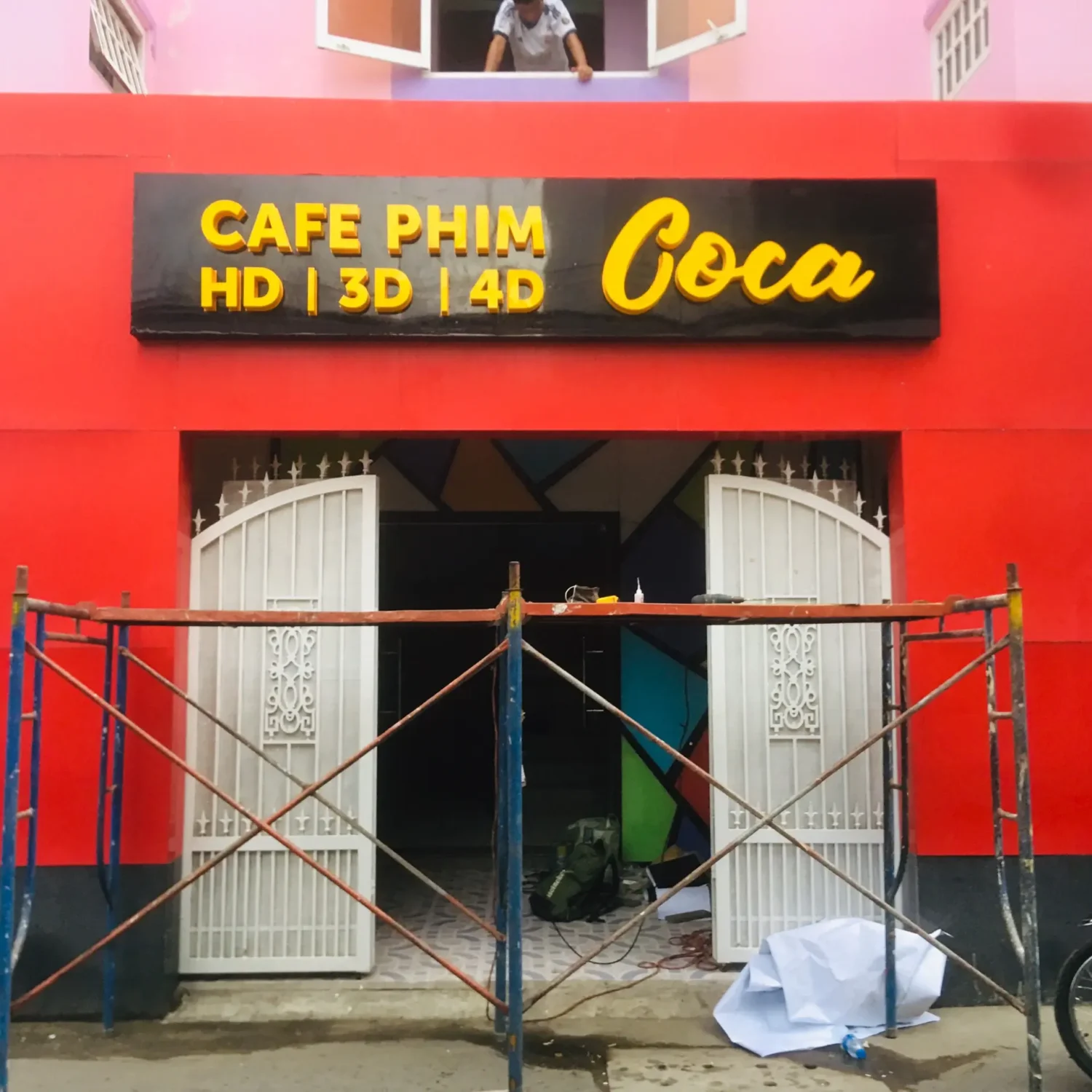 Hoàn thành cổng rạp chiếu phim COCA bằng alu