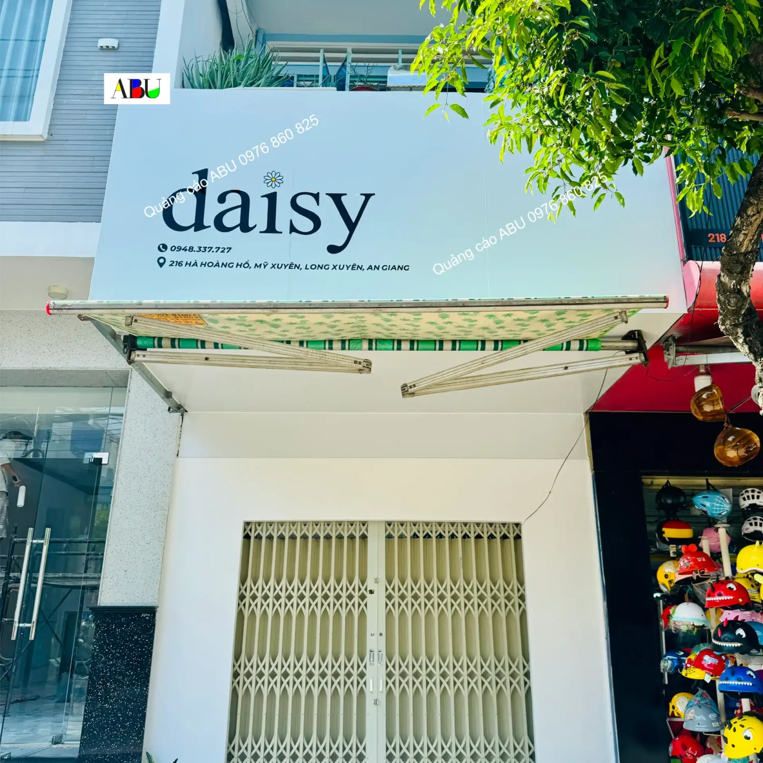Bảng alu phong cách tối giản cho cửa hàng Daisy
