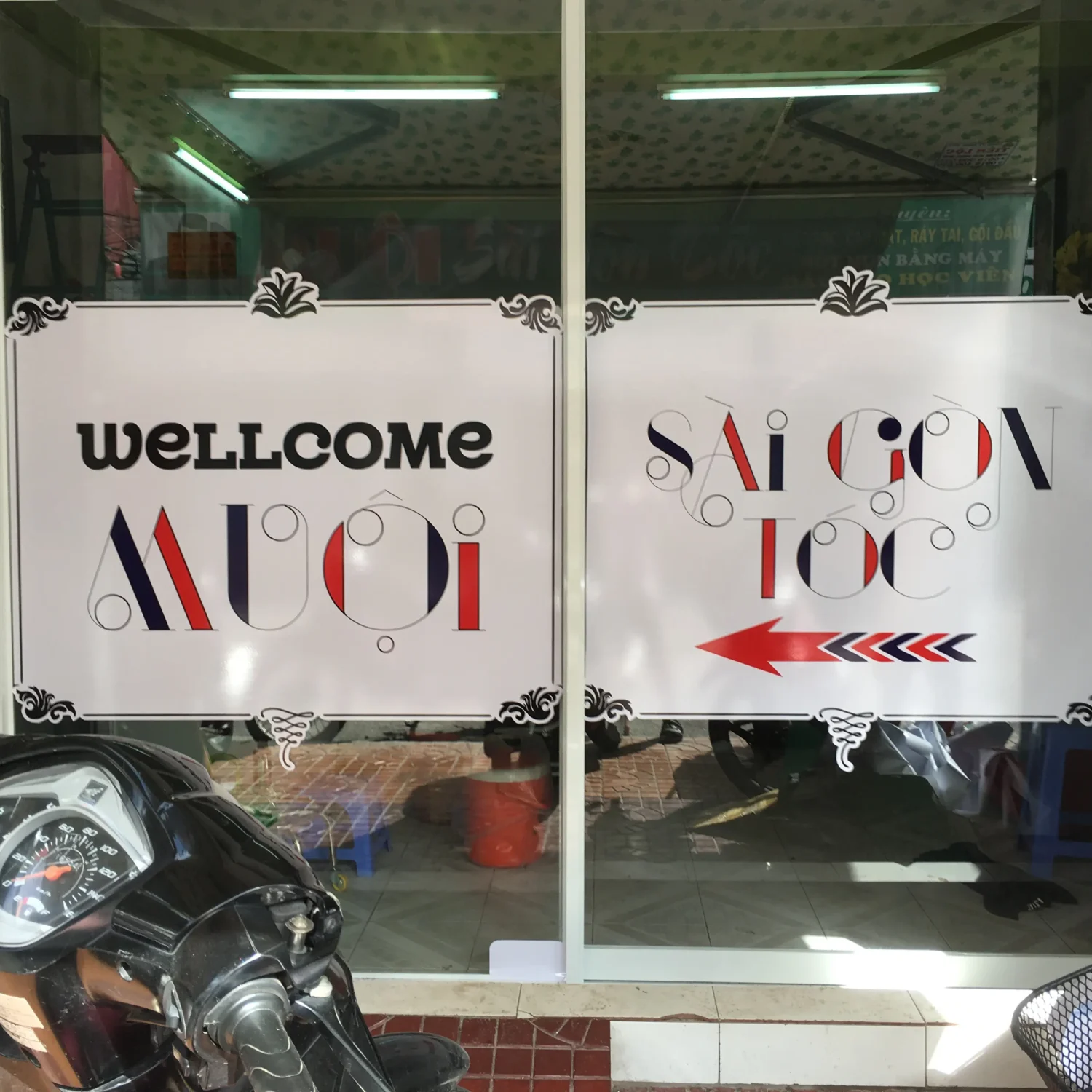 Decal dán cửa kính Sài Gòn Tóc
