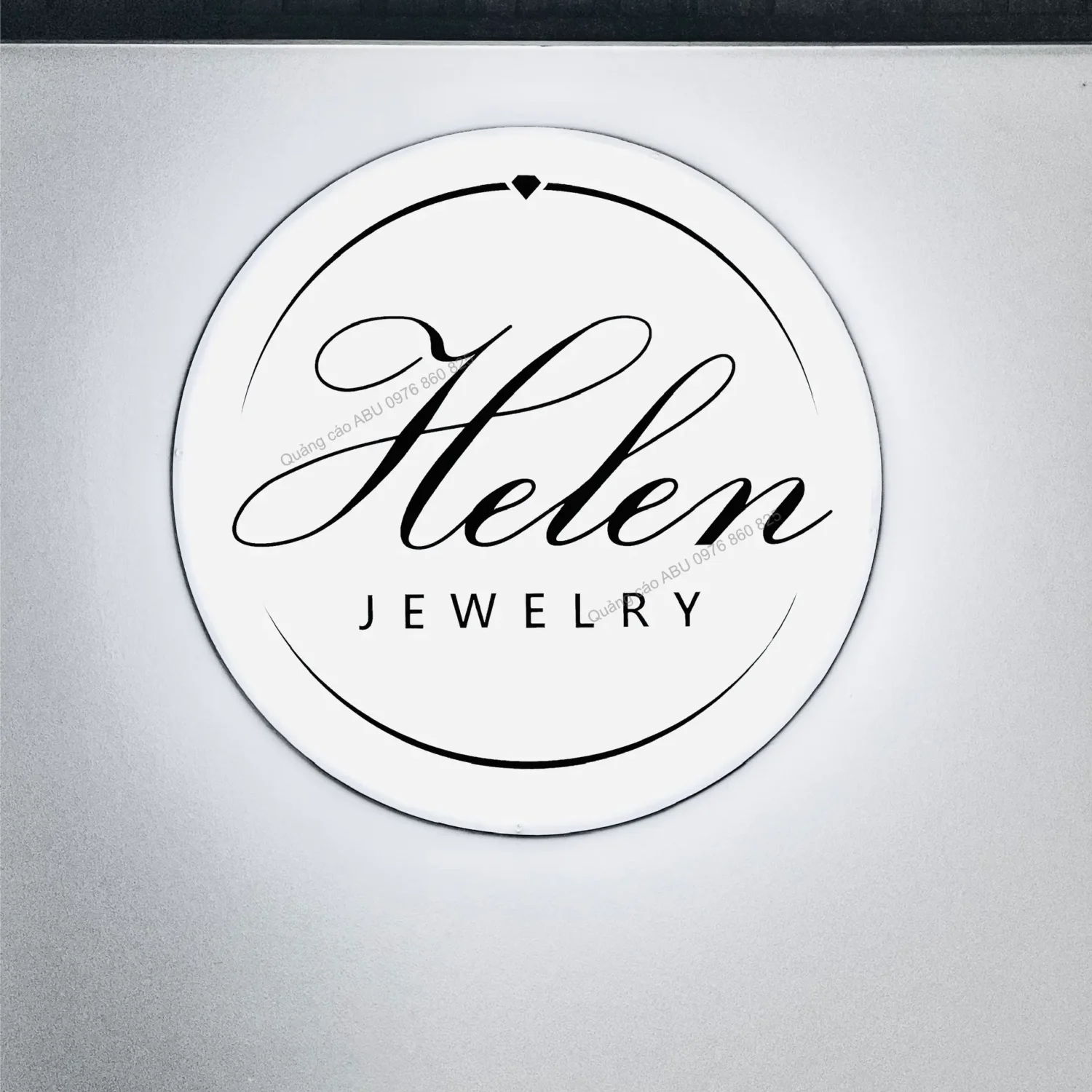 Hộp đèn treo vách Helen Jewelry