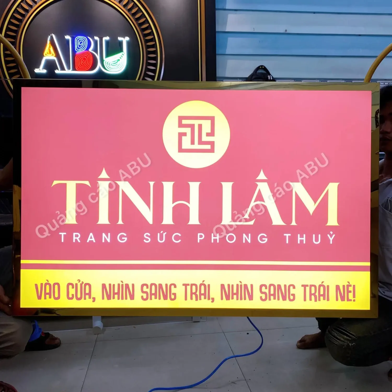 Bảng hộp đèn logo và tên thương hiệu cửa hàng phong thuỷ Tinh Lâm