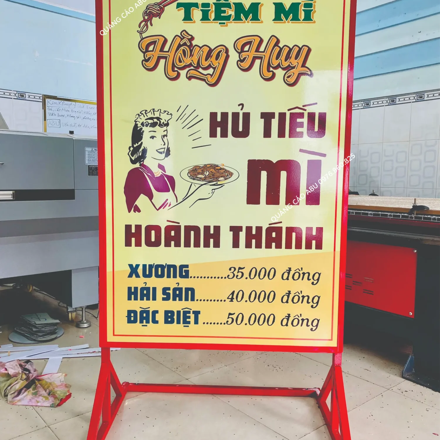 Bảng menu đứng tiệm hủ tiếu mì Hồng Huy