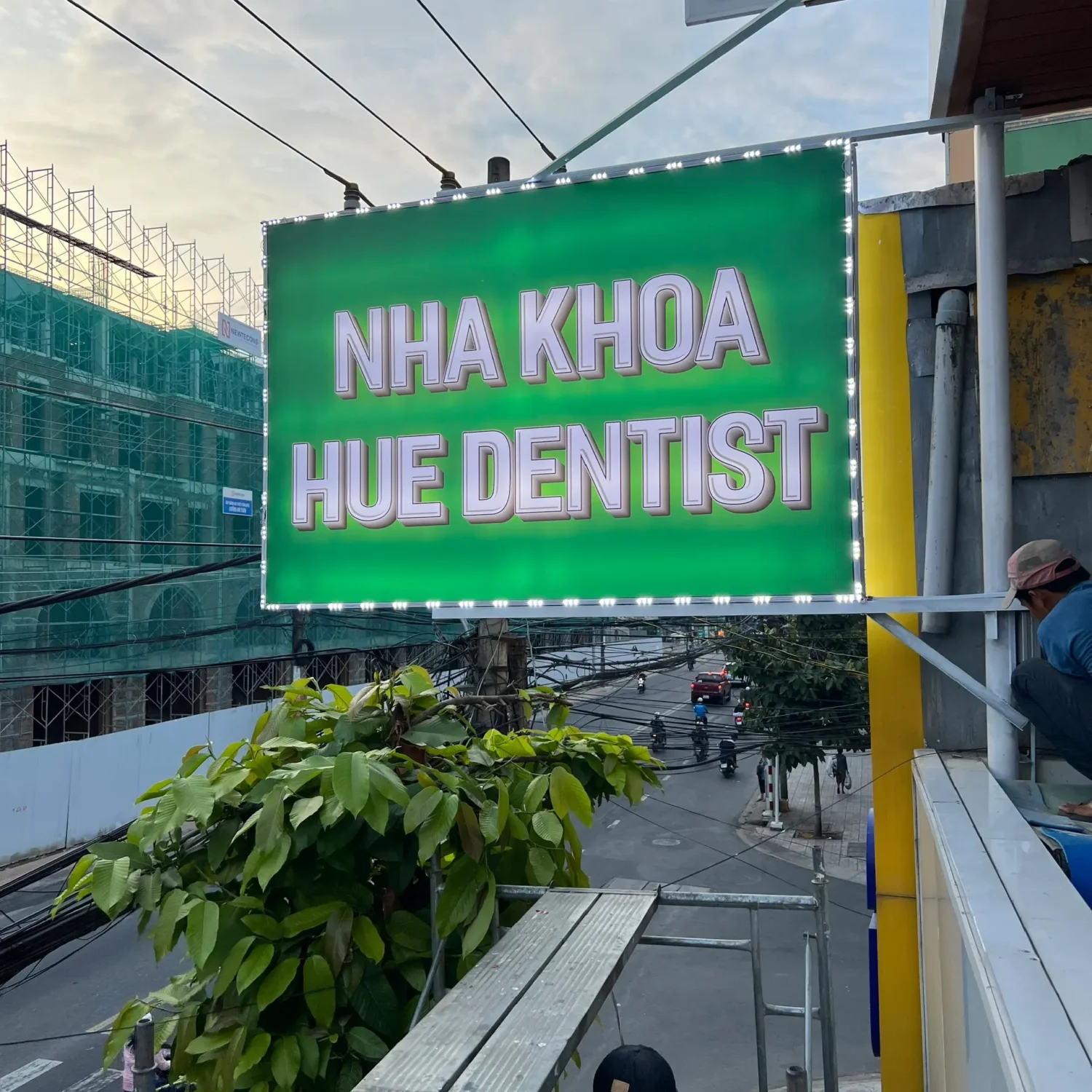 Bảng hiệu đèn treo nha Khoa Hue Dentist