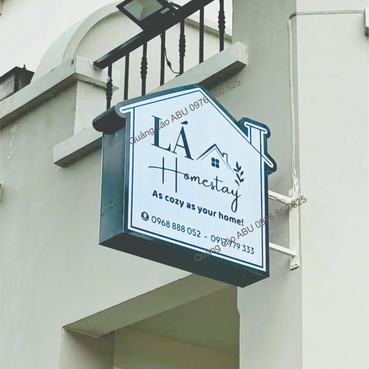 Bảng đèn thiết kế hình ngôi nhà cho Lá HomeStay