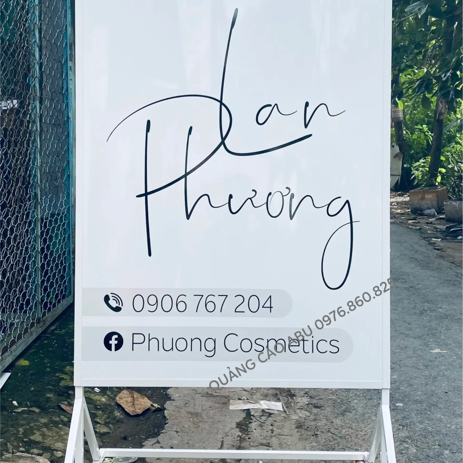 Bảng đứng tiệm mỹ phẩm Lan Phương
