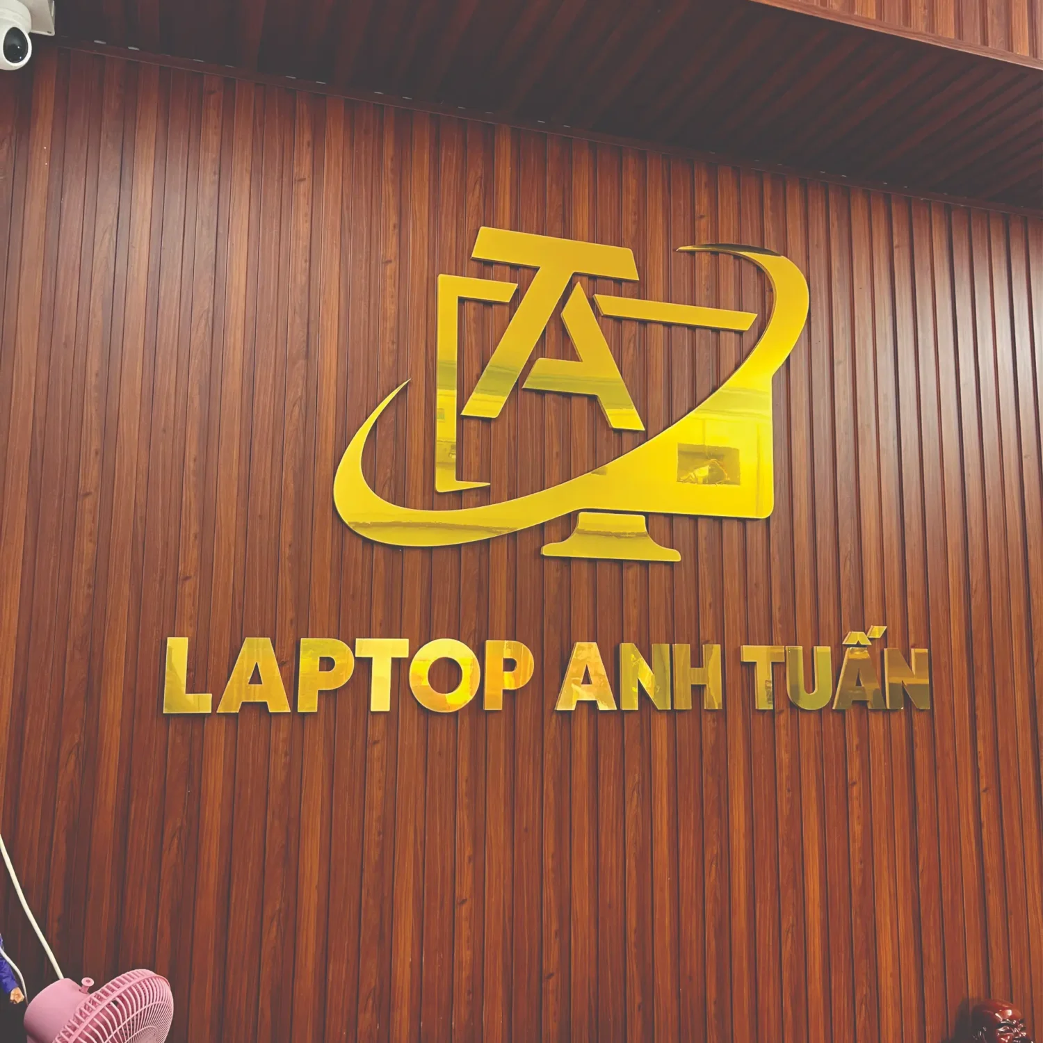 Chữ nổi và logo cho cửa hàng LAPTOP ANH TUẤN