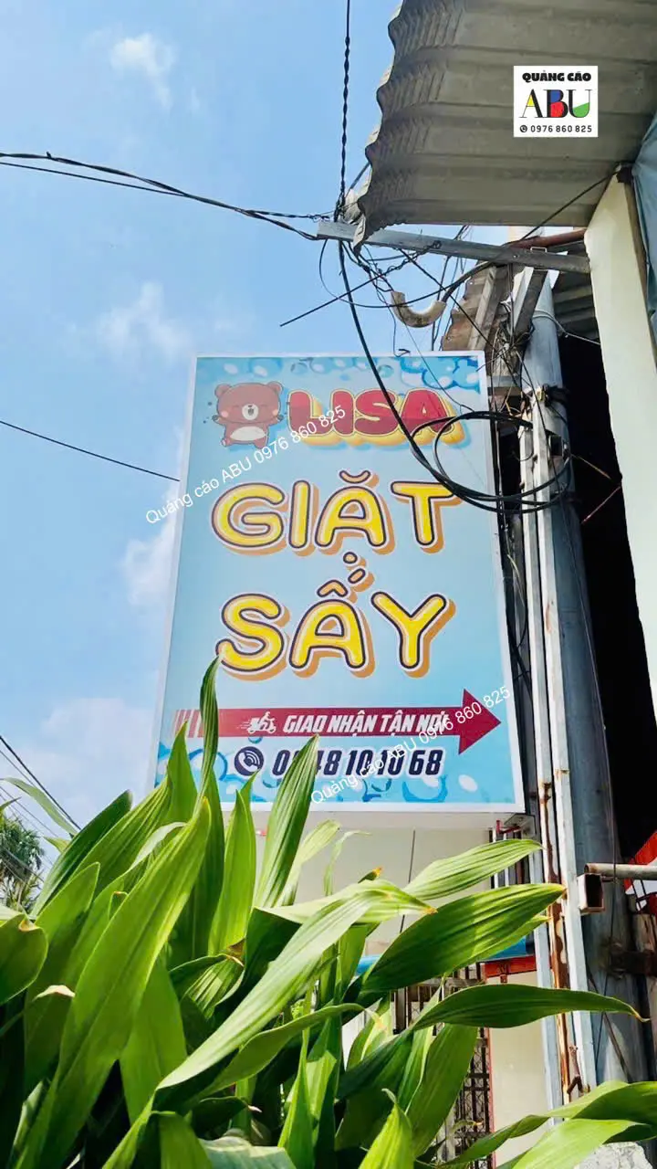 Bảng hiệu treo tiệm LISA Giặt Sấy
