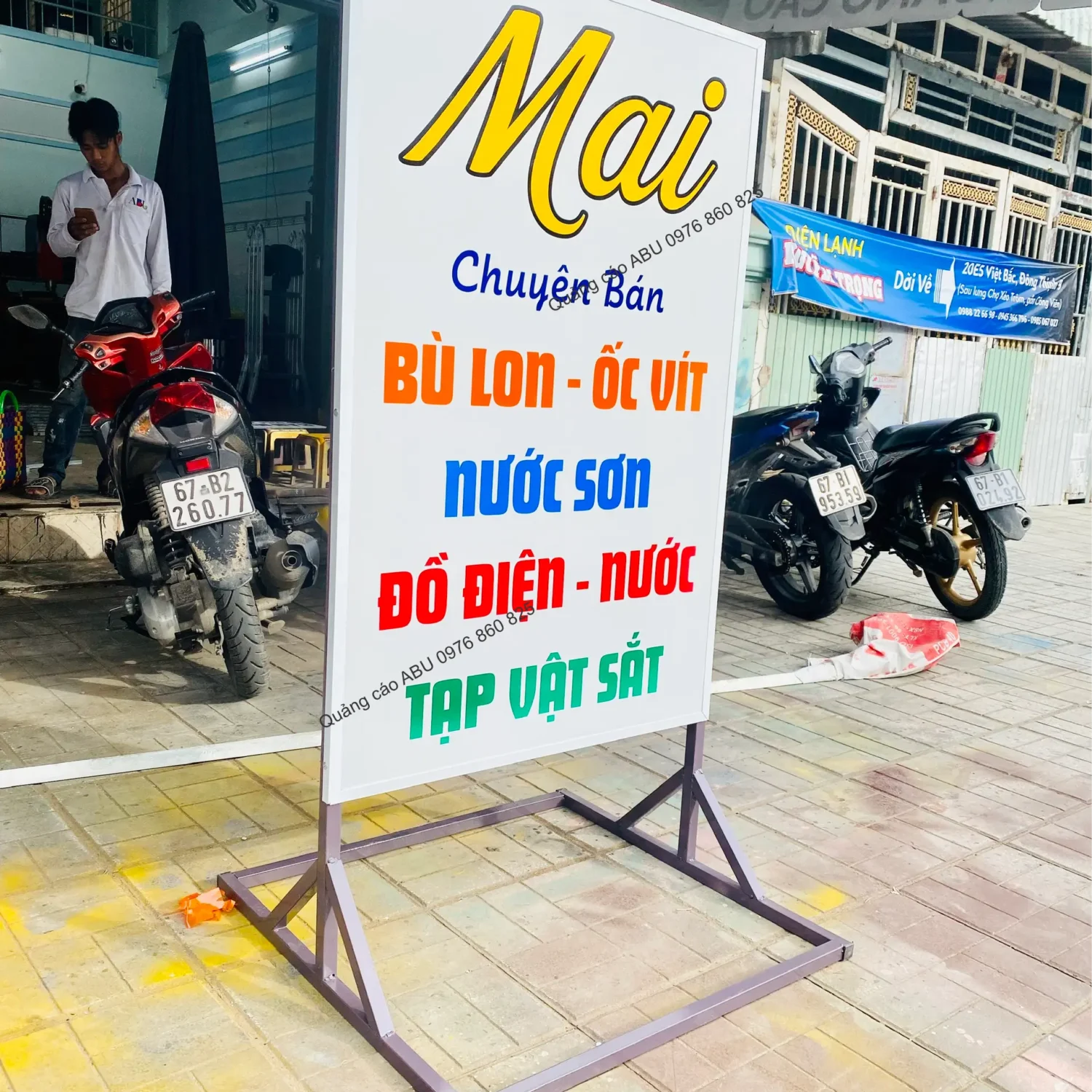 Bảng đứng cửa hàng kim khí