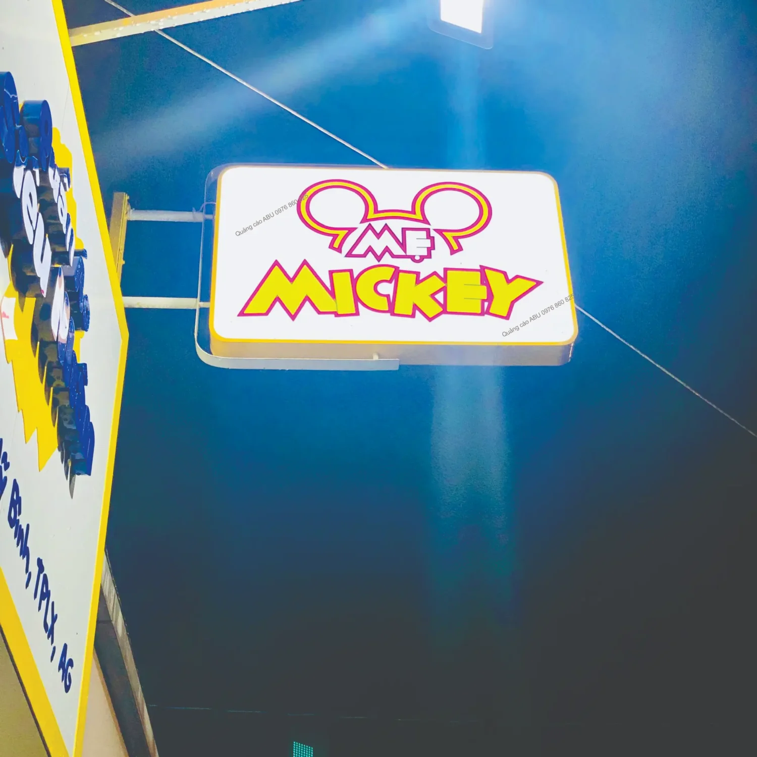 Hoàn thiện bảng đèn treo cho cửa hàng Mẹ và Bé MICKEY