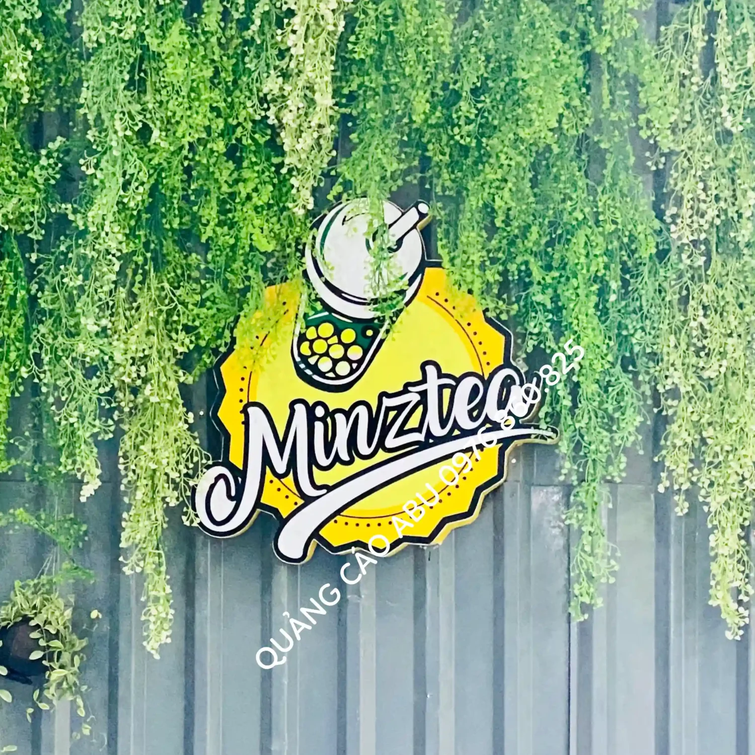 Logo treo tường cho quán trà sữa MinzTea