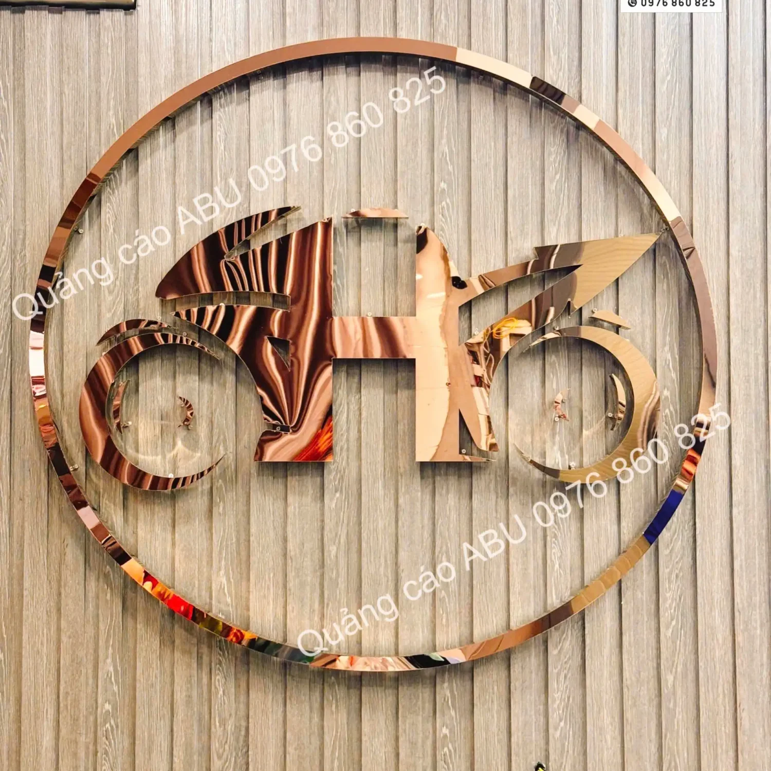 Logo trang trí không gian cho cửa hàng xe