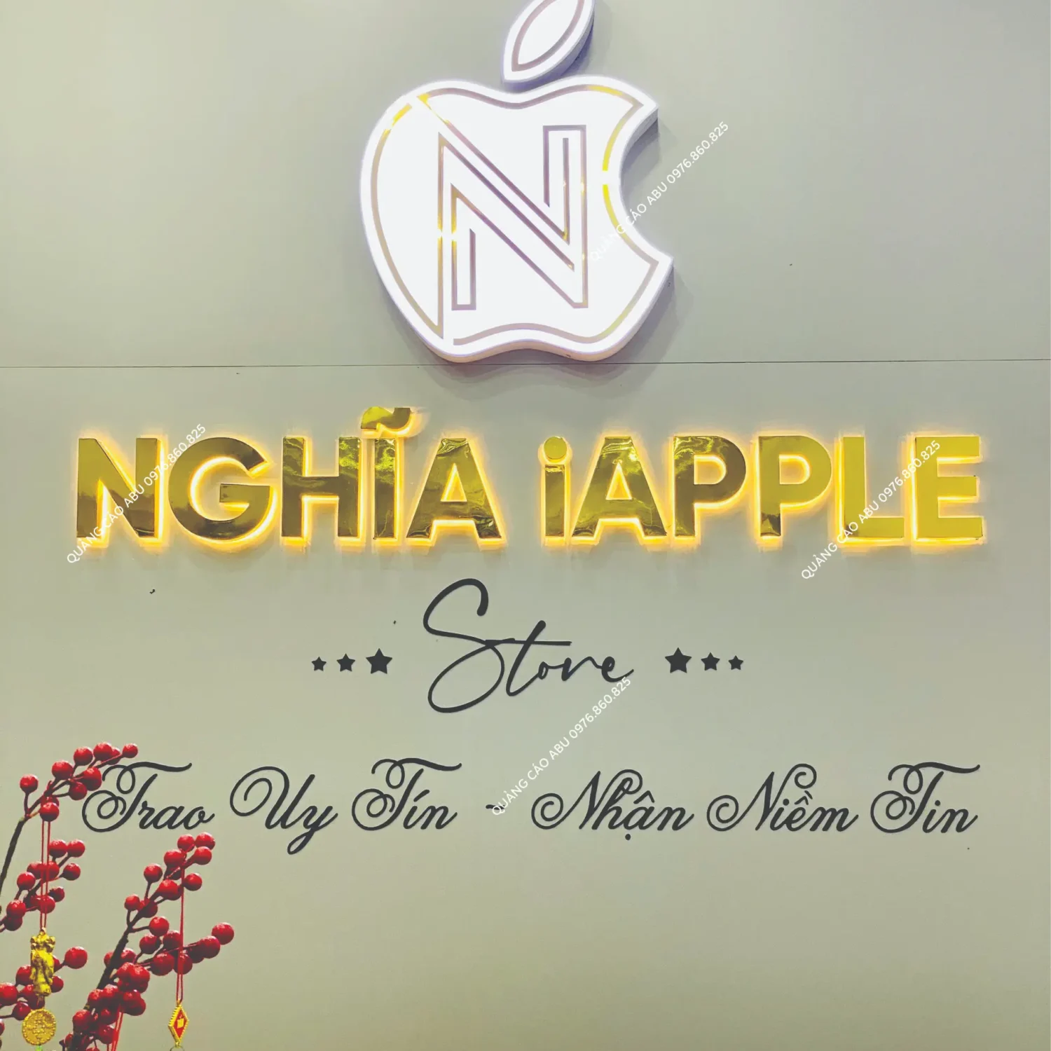 Chữ nổi trang trí không gian cho cửa hàng điện thoại Nghĩa iApple