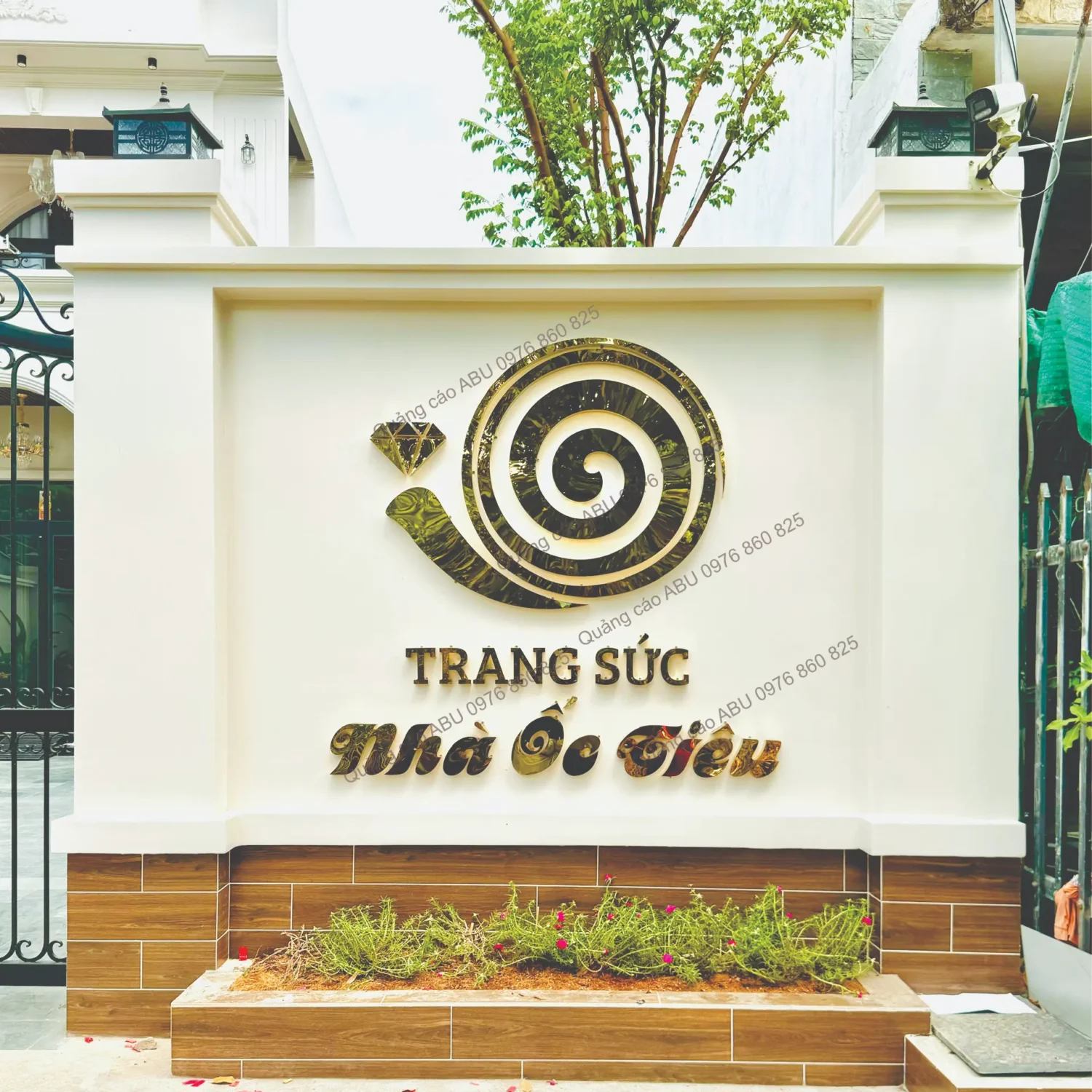 Chữ và logo nổi cho cửa hàng trang sức NHÀ ỐC TIÊU