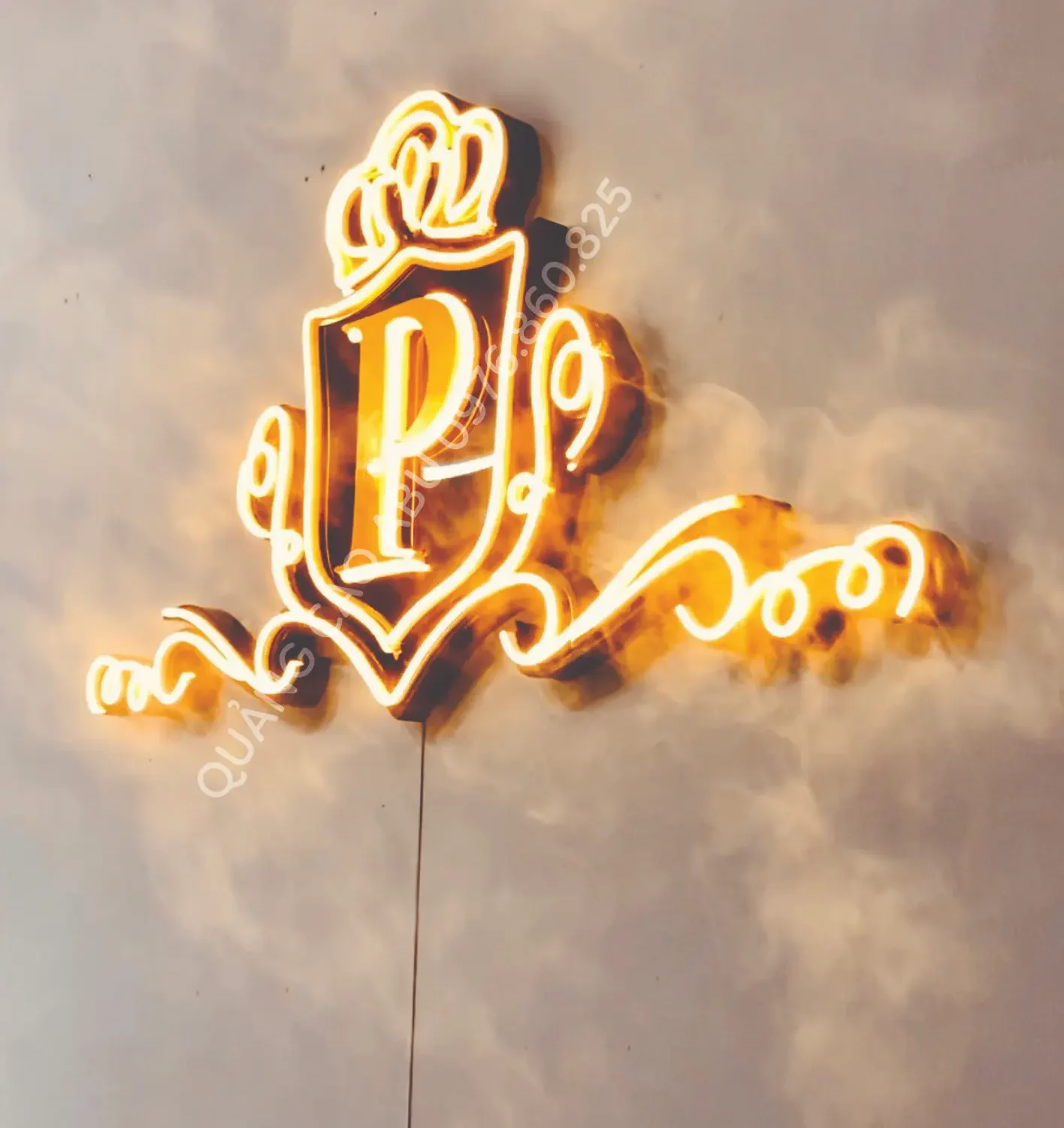 Logo tạo điểm nhấn không gian PHÚ Hair Salon