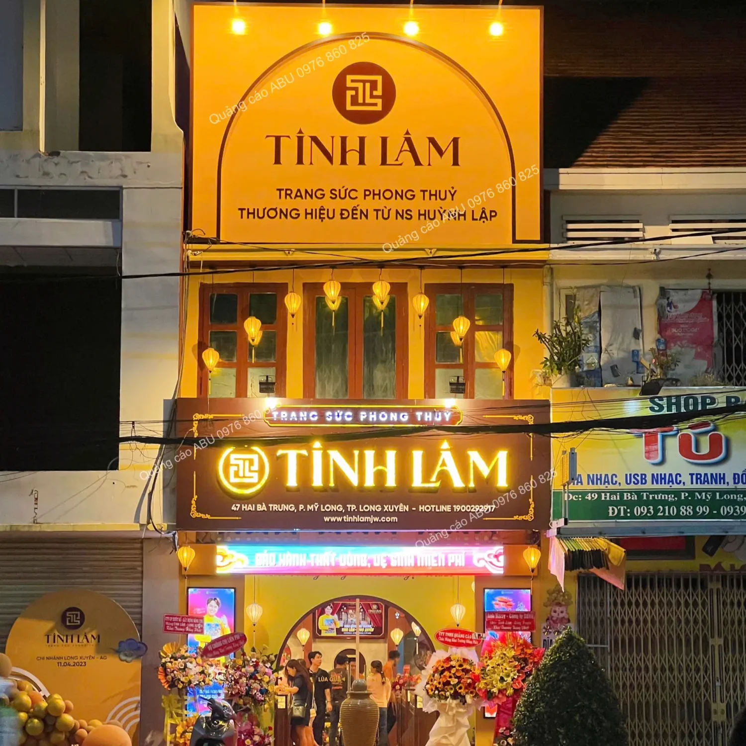 Bàn giao bảng pano cho cửa hàng phong thuỷ Tinh Lâm