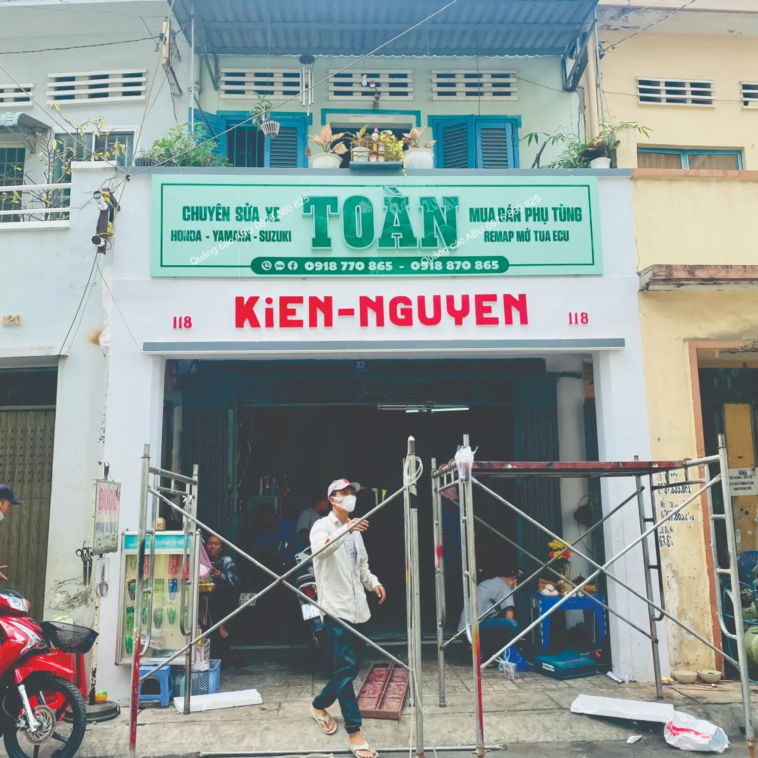 Tiệm sửa xe, mua bán phụ tùng TOÀN