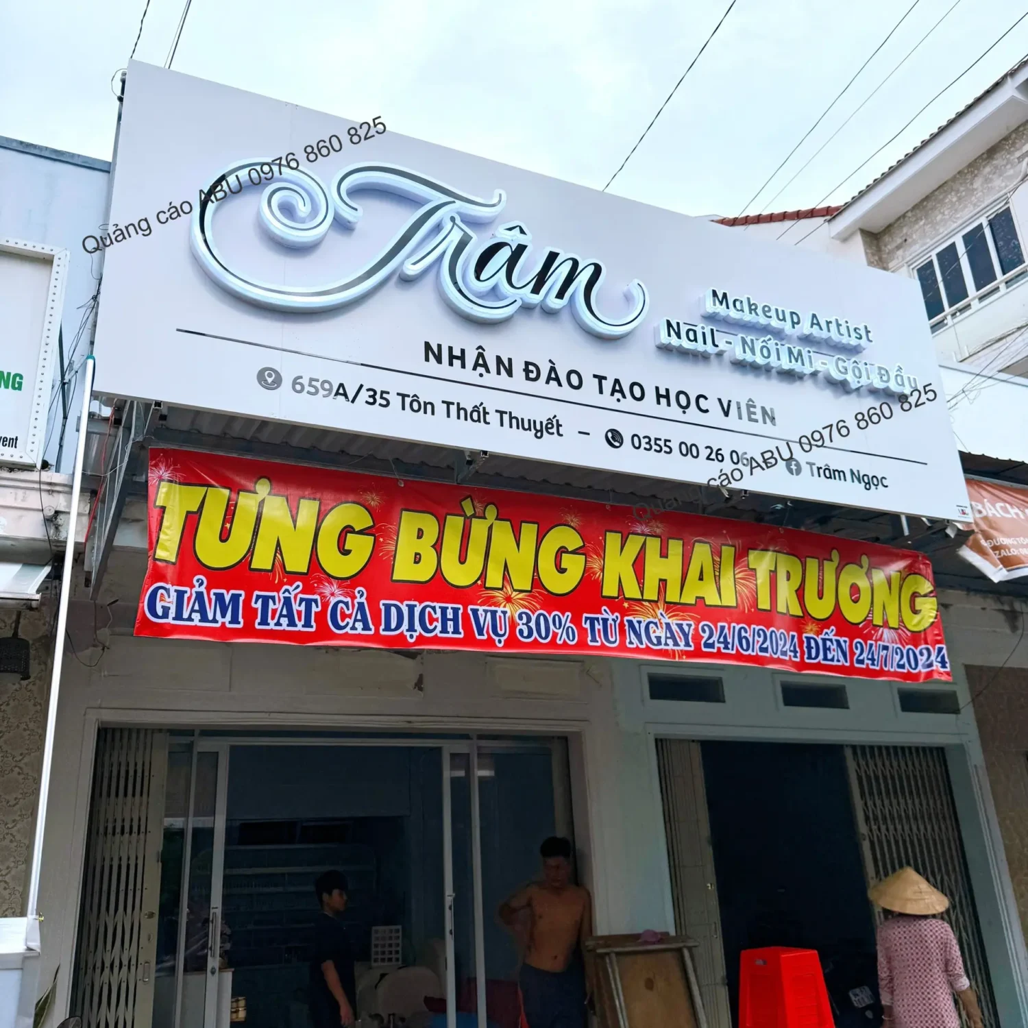 Bàn giao bảng hiệu cơ sở làm đẹp TRÂM
