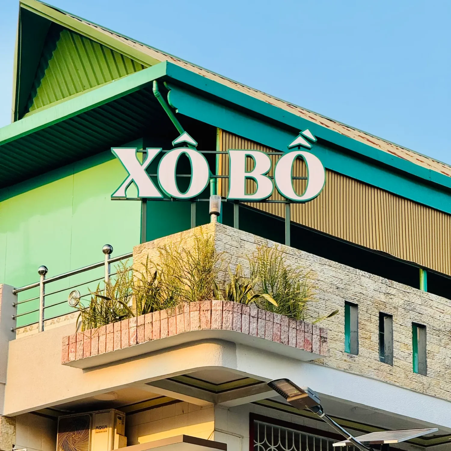 Chữ nổi trên cao cho chuỗi hệ thống trà sữa Xô Bồ