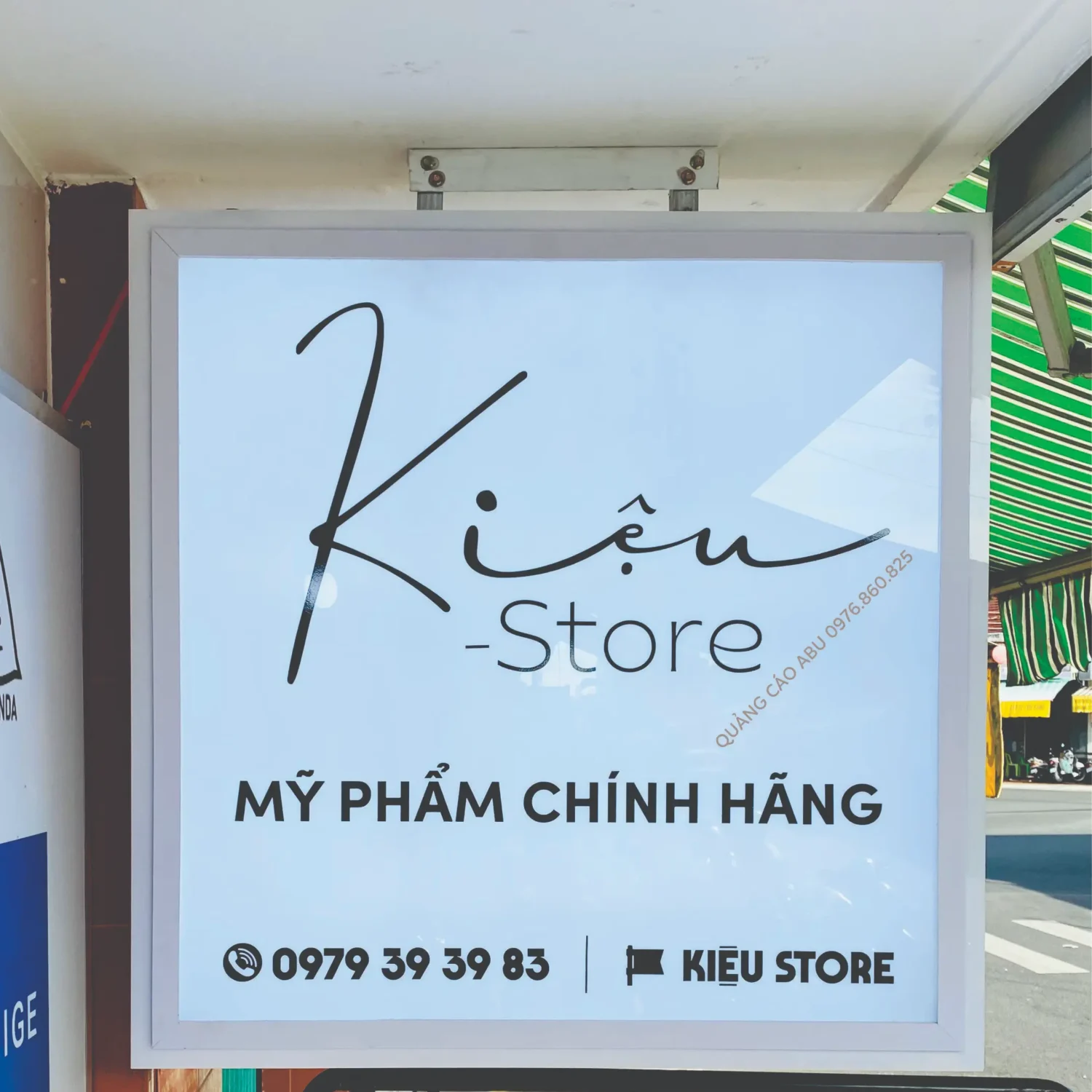 Bảng hộp đèn treo cửa hàng mỹ phẩm Kiệu Store