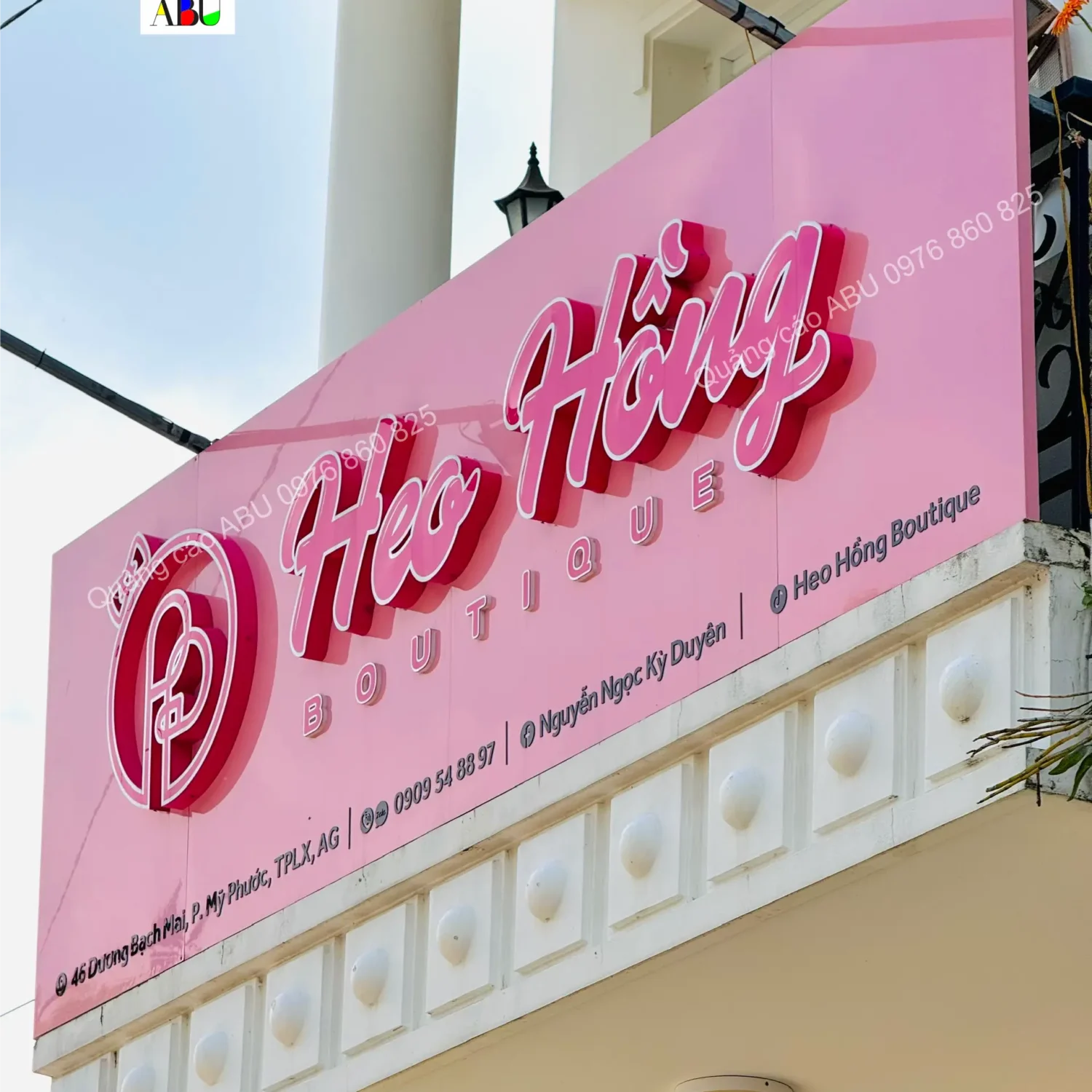 Bảng hiệu Boutique Heo Hồng