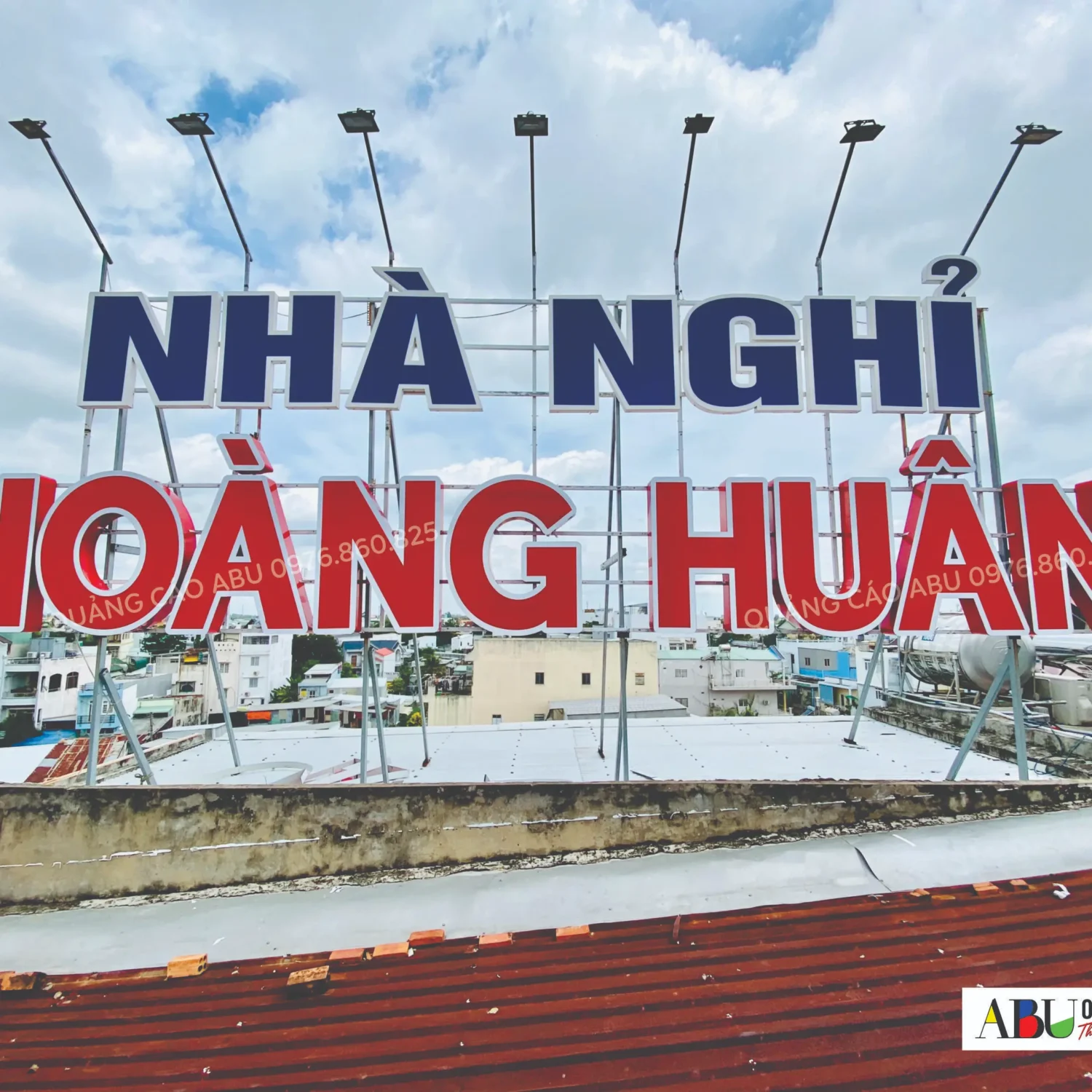 Chữ nổi trên cao cho nhà nghỉ HOÀNG TUẤN