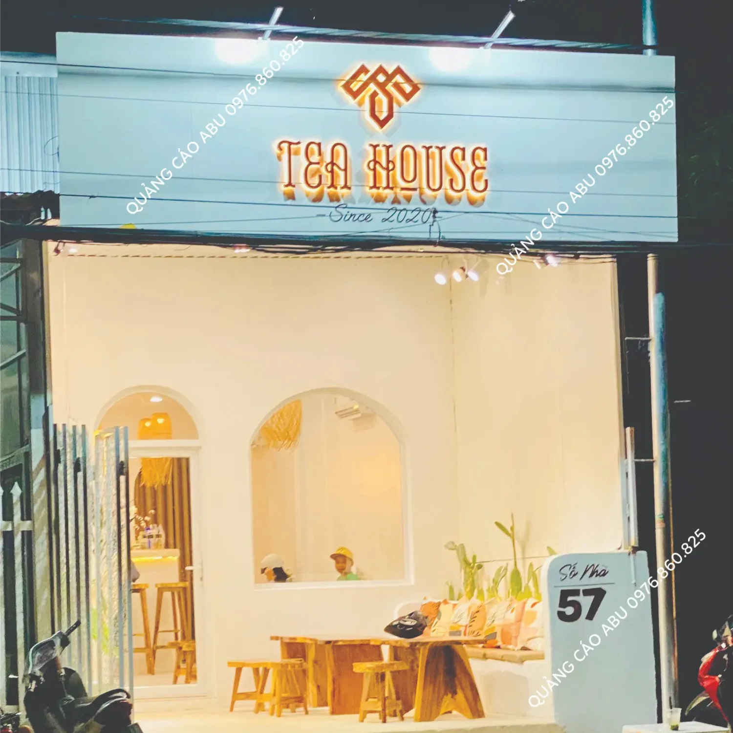 Bảng hiệu mặt tiền tiệm trà sữa Tea House