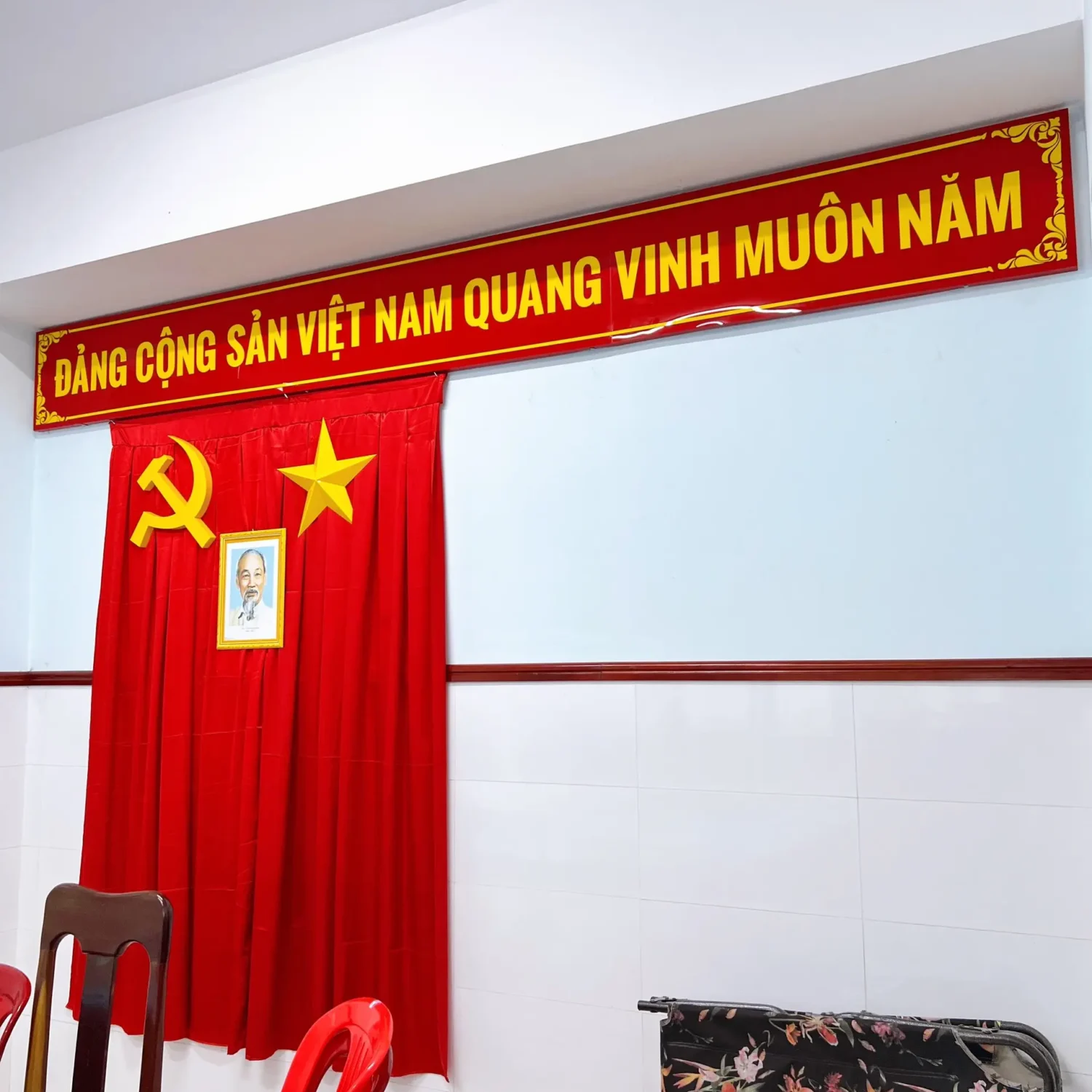 Chữ dán vách cho phòng họp uỷ ban thành phố