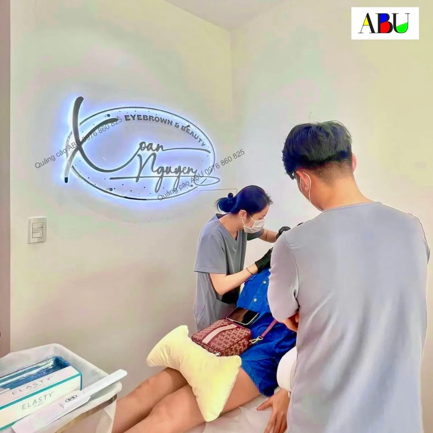 Chử dán vách cho cơ sở làm đẹp Xoàn Nguyễn